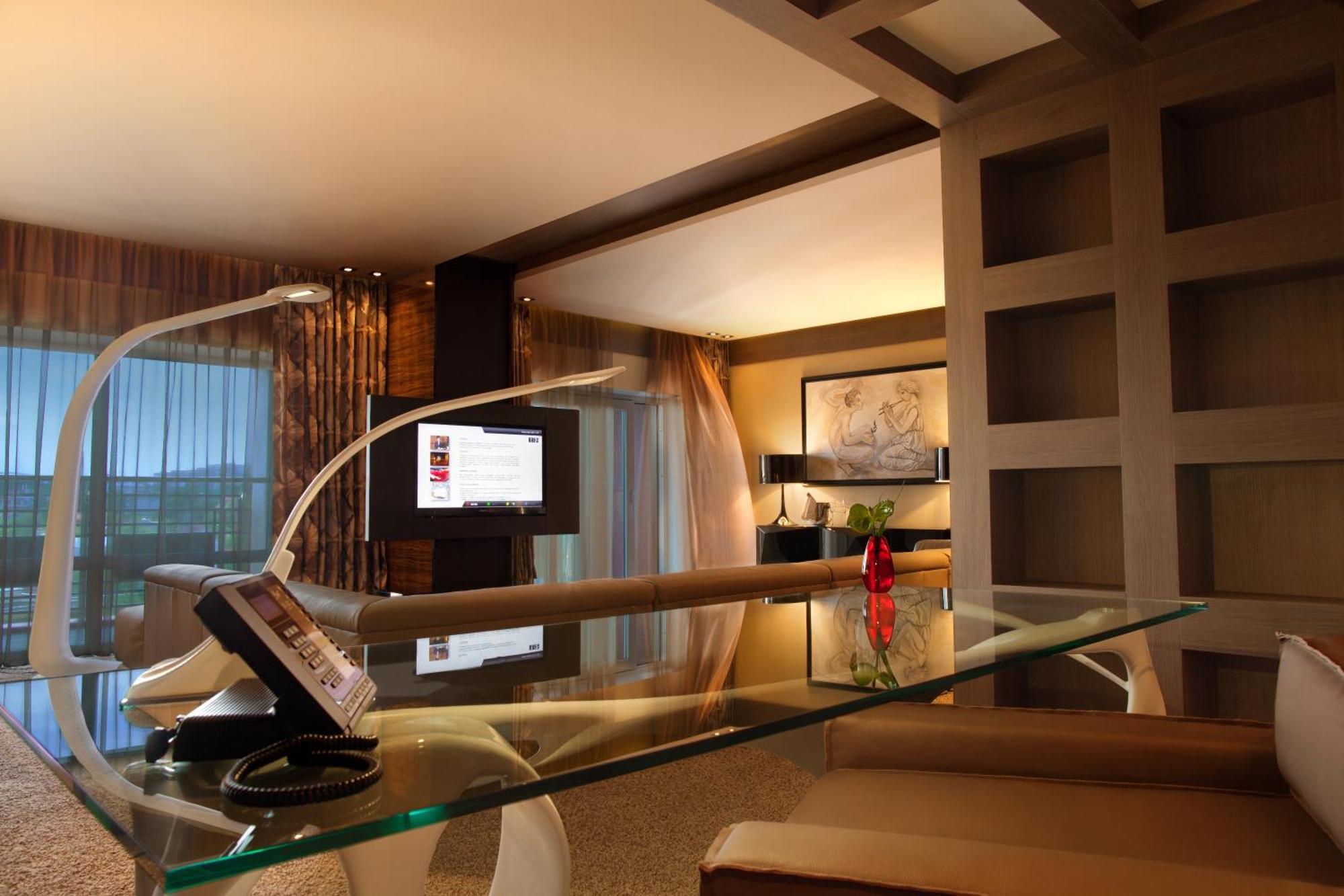 Mirotel Resort And Spa تريسكافيتس المظهر الخارجي الصورة A curved monitor