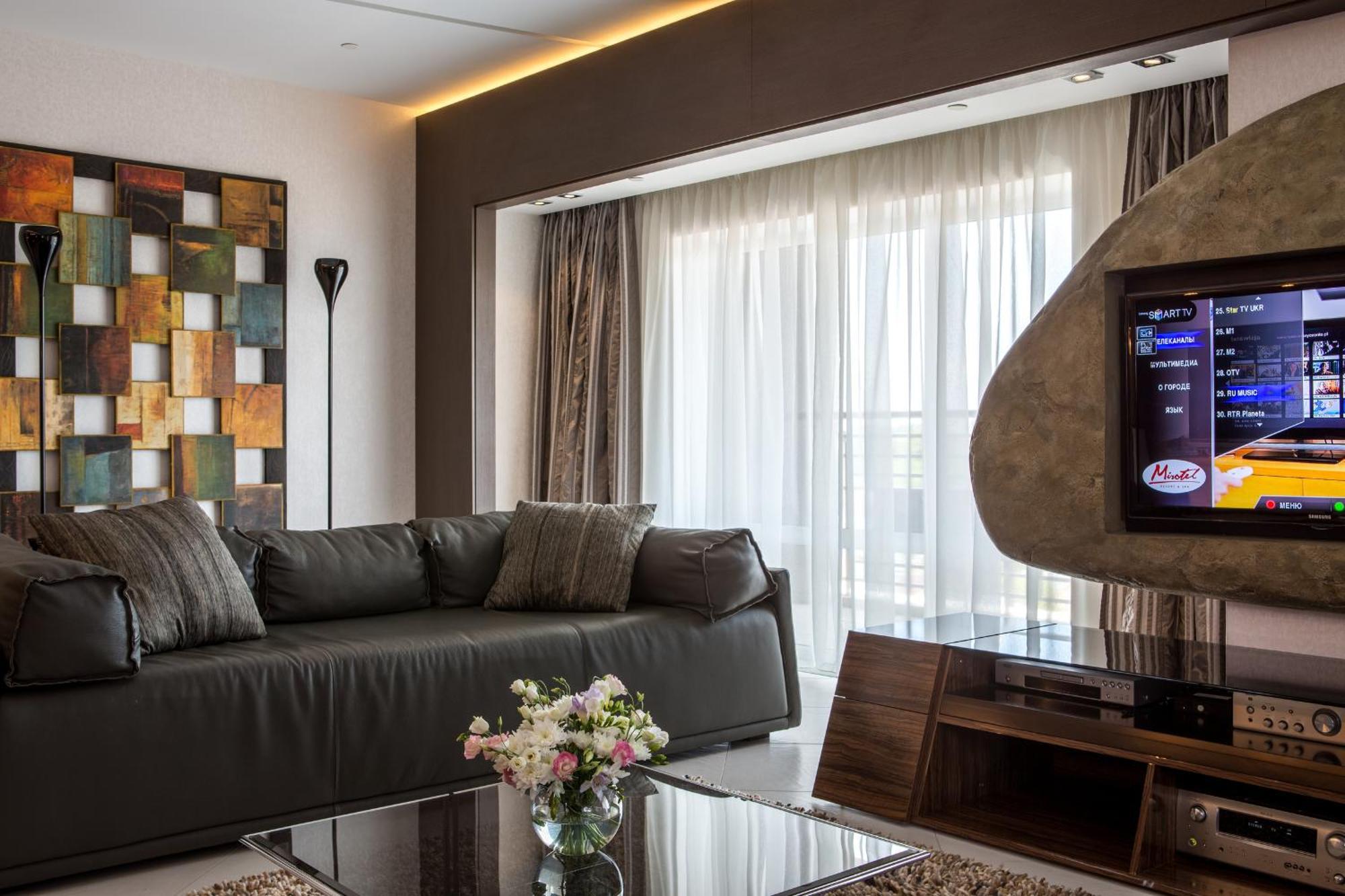 Mirotel Resort And Spa تريسكافيتس الغرفة الصورة A living room with a television